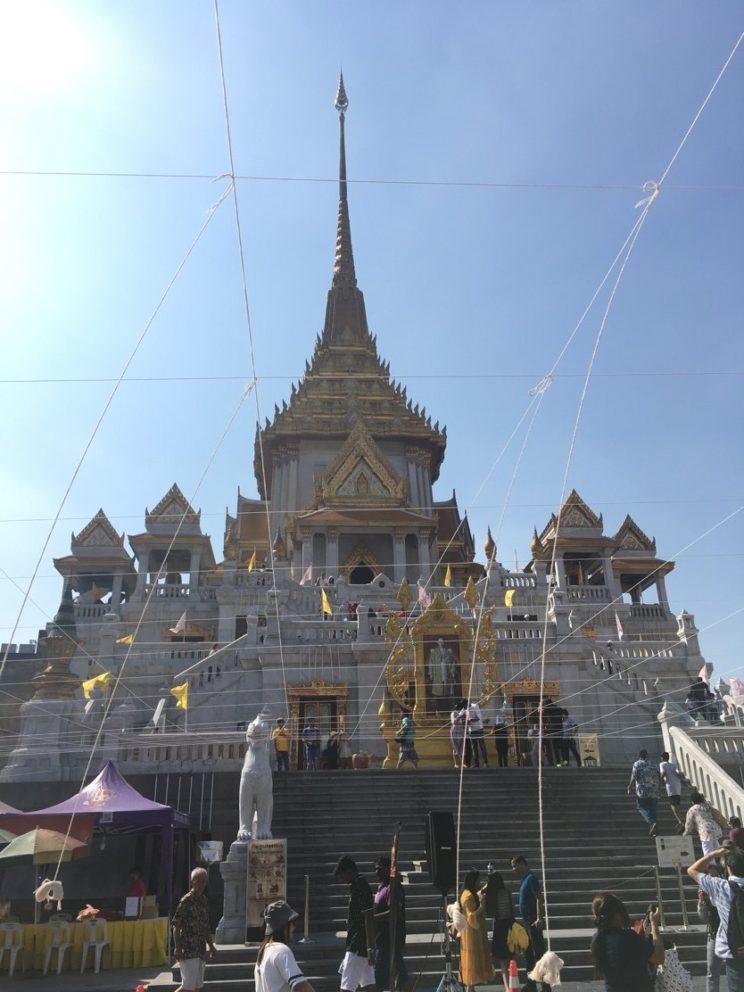 The array of strings in front of Wat Traimit.